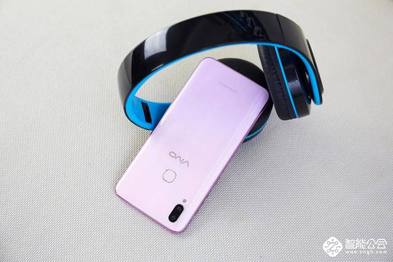 vivo、华为诠释全面屏美学，网友：价格差了一部小米不止 智能公会