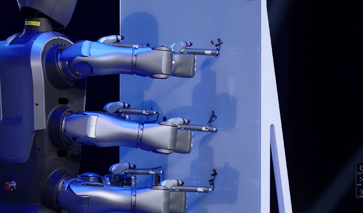 亮相人民日报！美的机器人探索多场景落地应用 智能公会